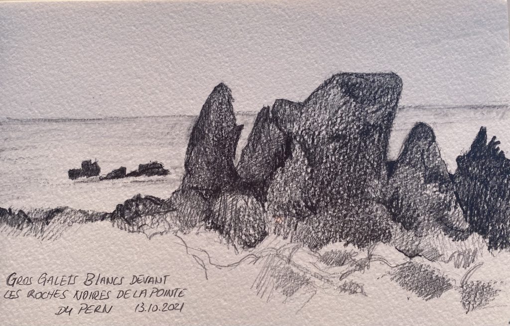 Gros galets blancs devant les rochers noirs de la Pointe de Pern - Big white pebbles before the black rocks of Pern Point on Ouessant Gros galets blancs devant les rochers noirs de la Pointe de Pern à Ouessant